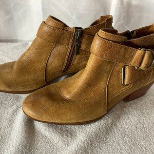 Clarks Tan Leather booties size 6 1/2
